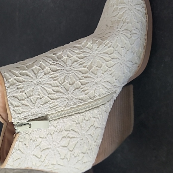 Very Volatile booties size 7.5 - Picture 3 of 5